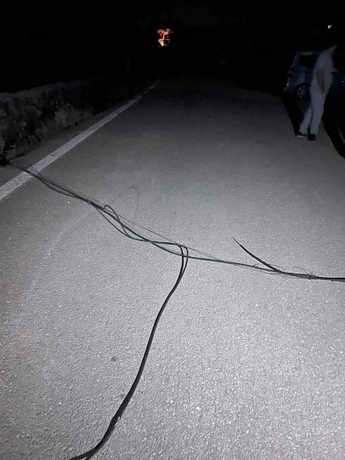 Ankara’da tır elektrik tellerine takıldı, trafo patladı
