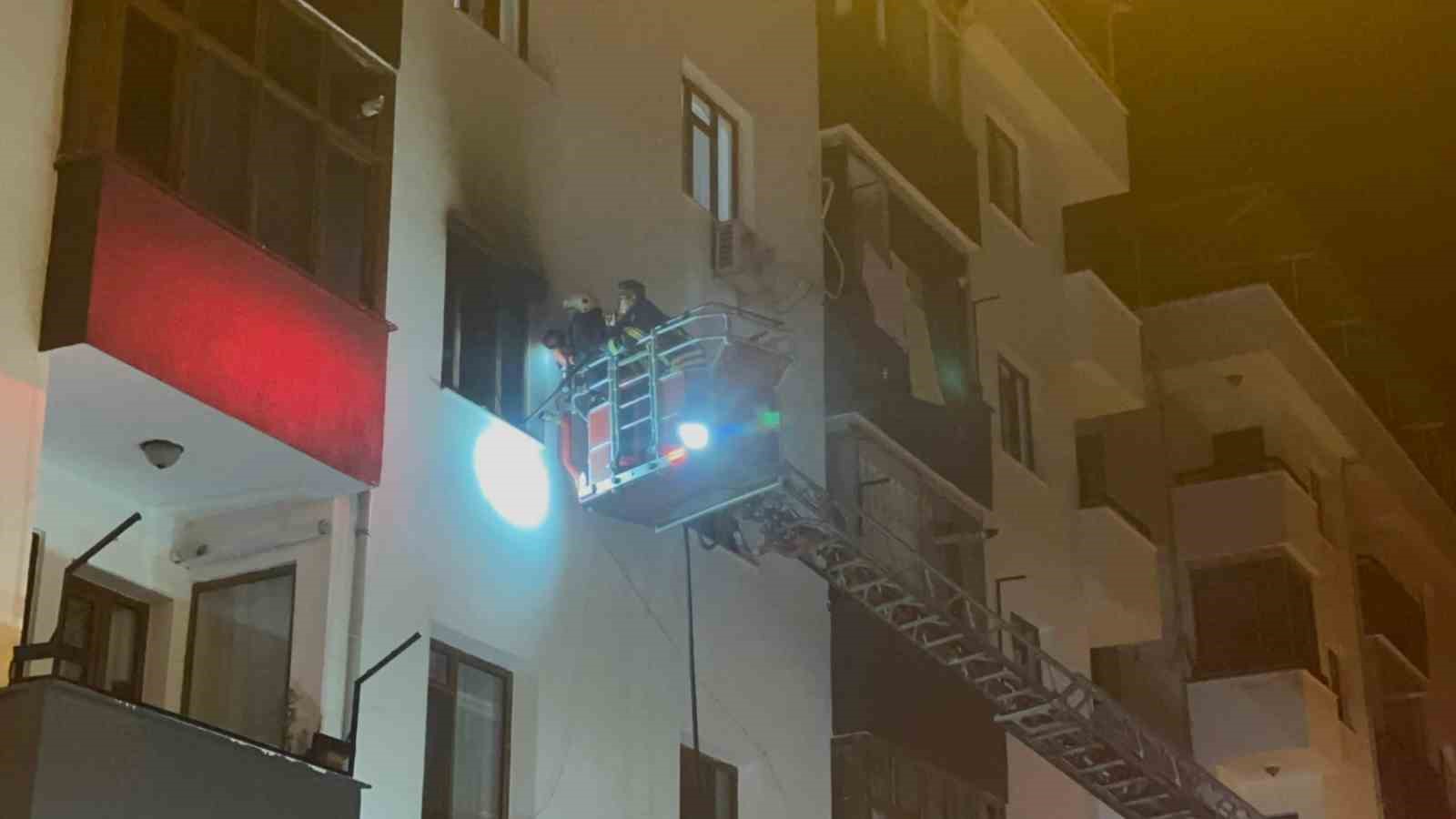 Elazığ’da korkutan yangın: 1 kişi dumandan etkilendi
