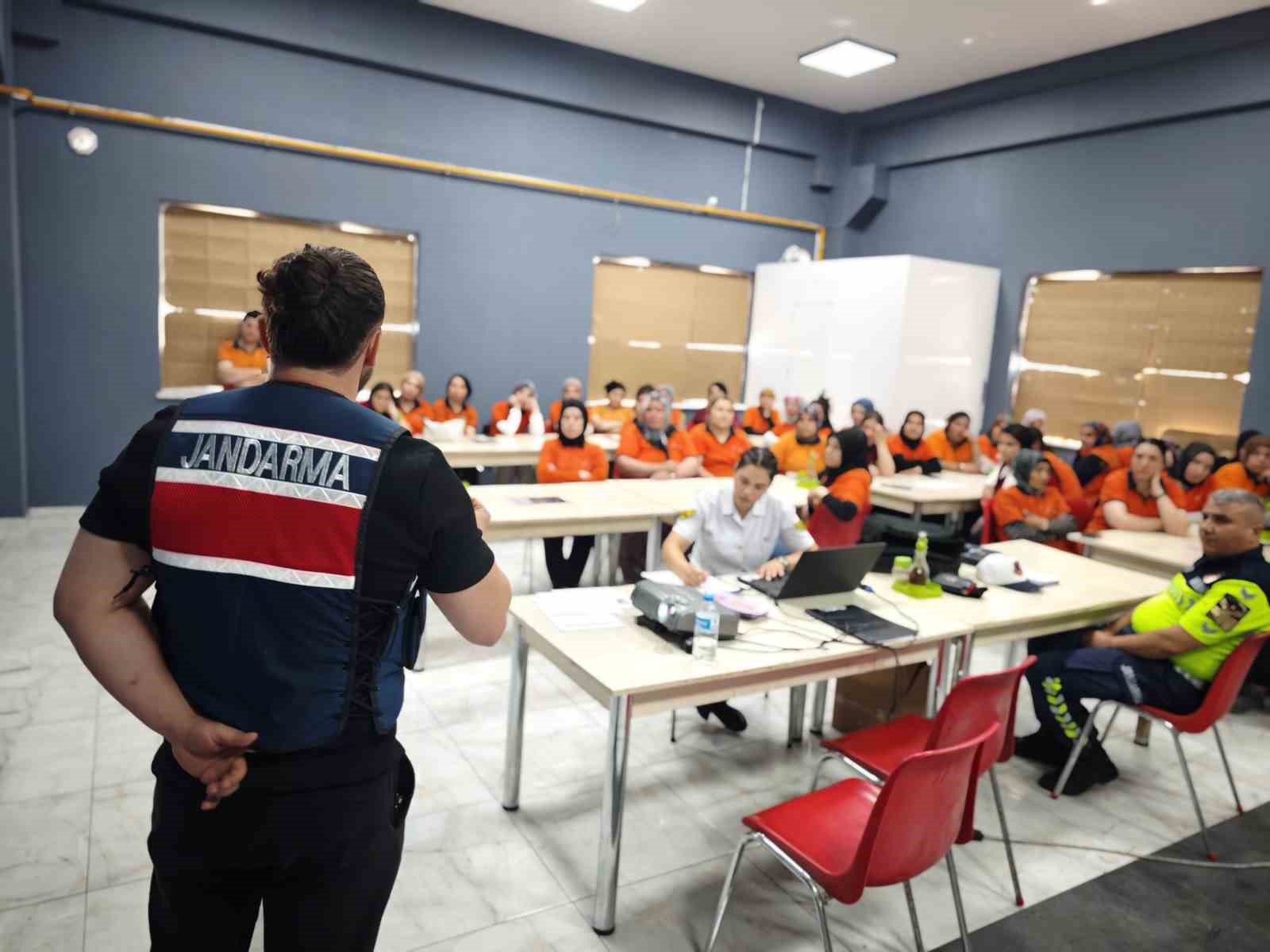 Sanayi işletmesi çalışanları jandarma ekiplerince bilgilendirildi