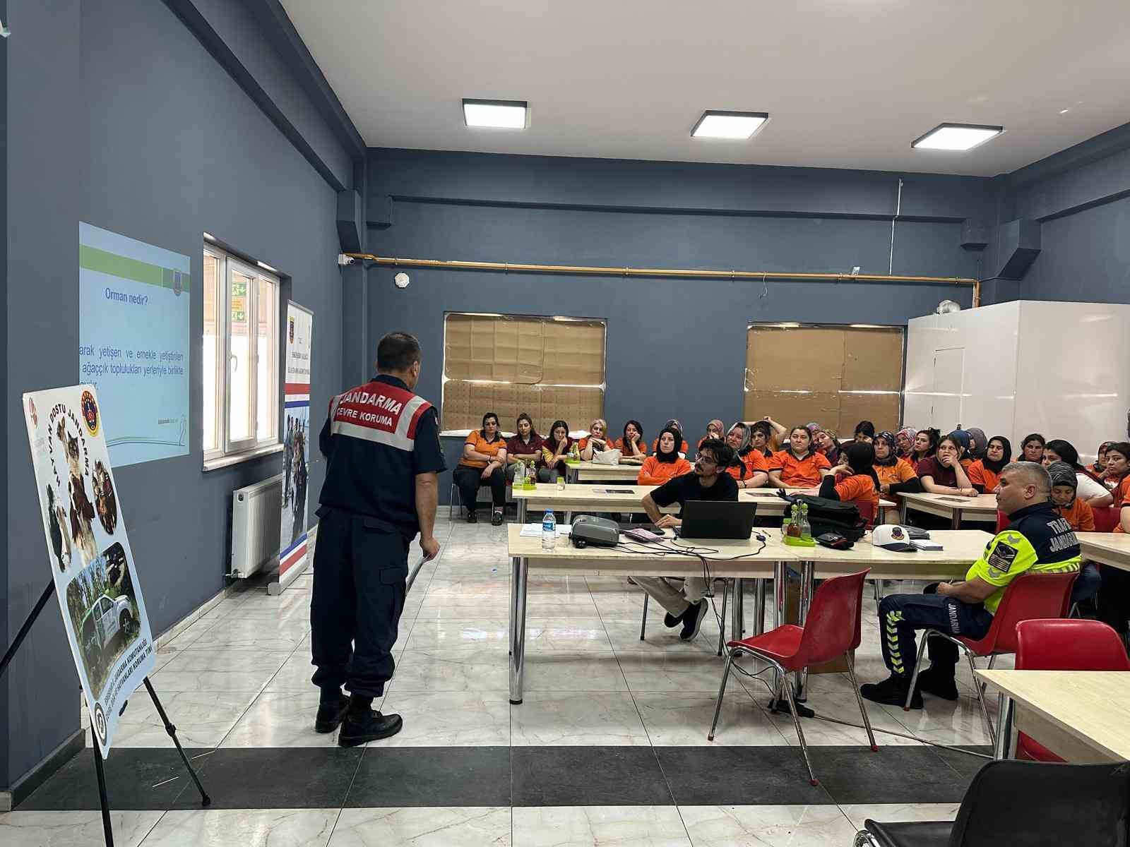 Sanayi işletmesi &ccedil;alışanları jandarma ekiplerince bilgilendirildi
