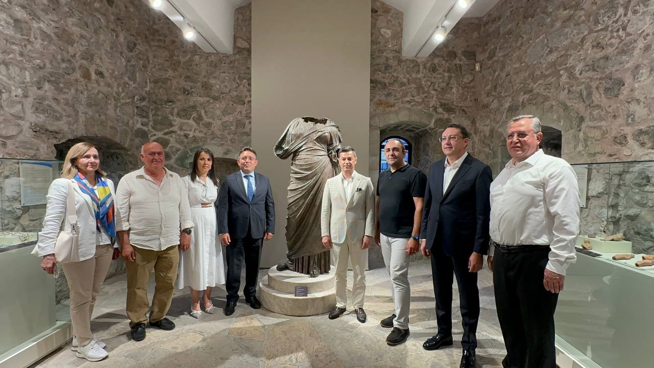 Denizden Gelen Kadın sergisi Marmaris Kalesi’nde açıldı