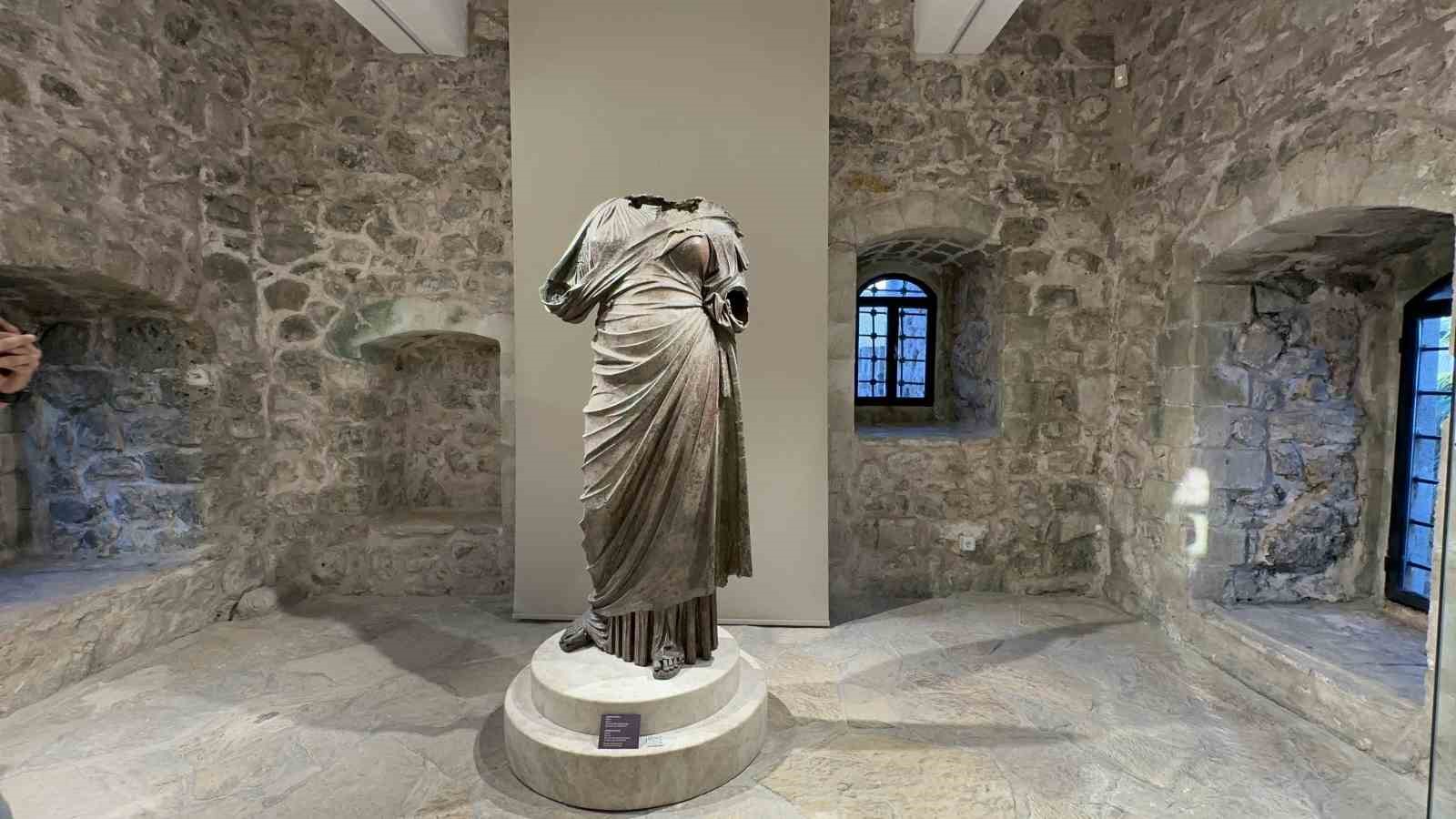 Denizden Gelen Kadın sergisi Marmaris Kalesi’nde açıldı