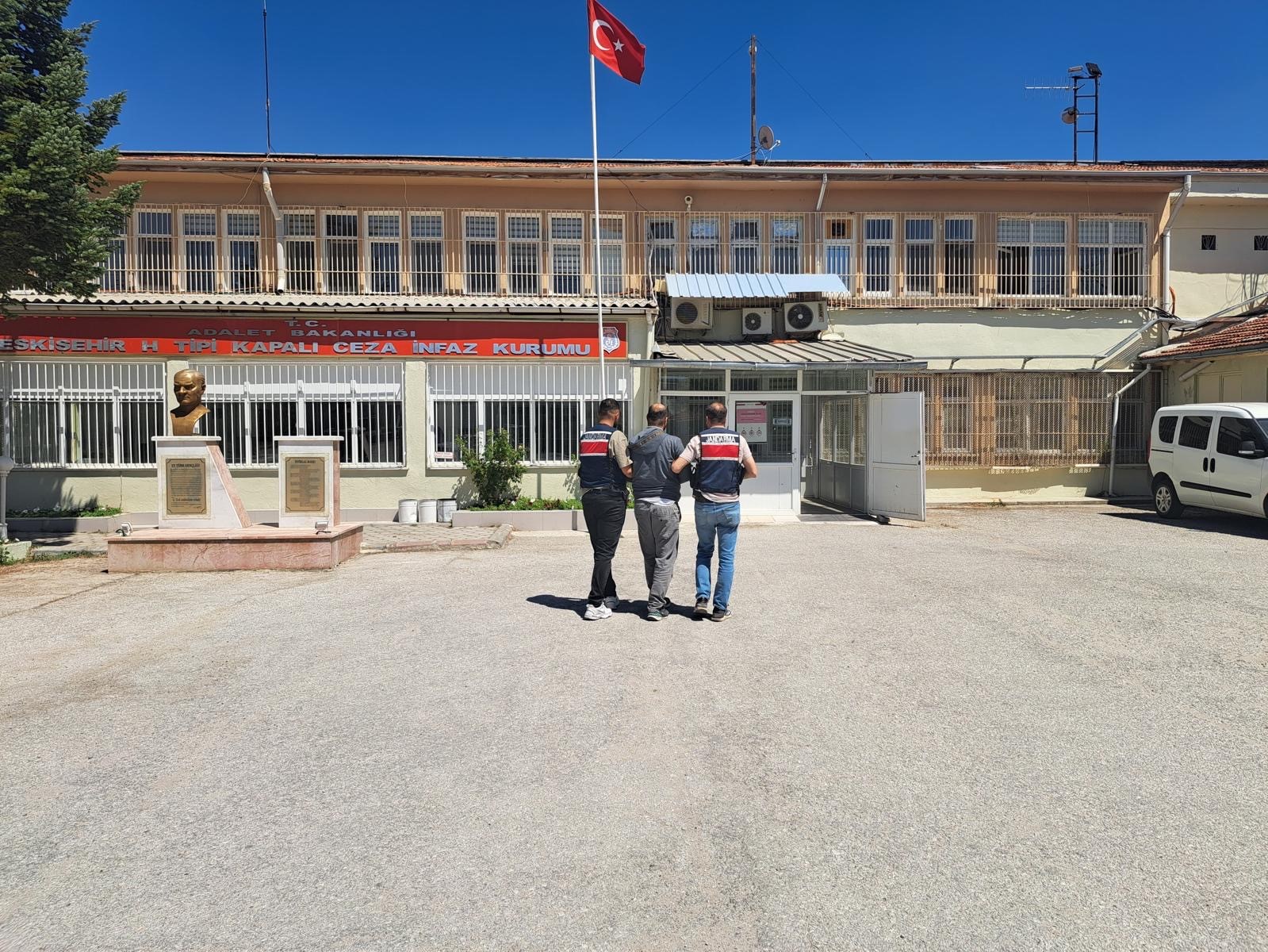 Interpol’ün kırmızı bültenle aradığı terörist Eskişehir’de yakalandı