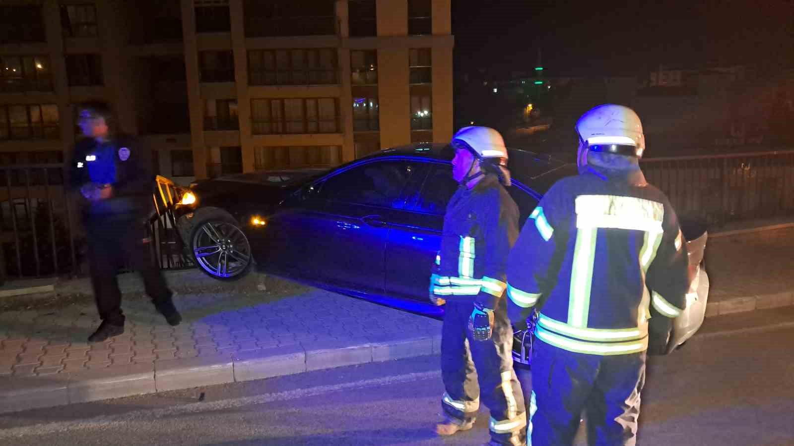 Karaman’da kontrolden çıkan otomobil demir bariyere çarparak asılı kaldı