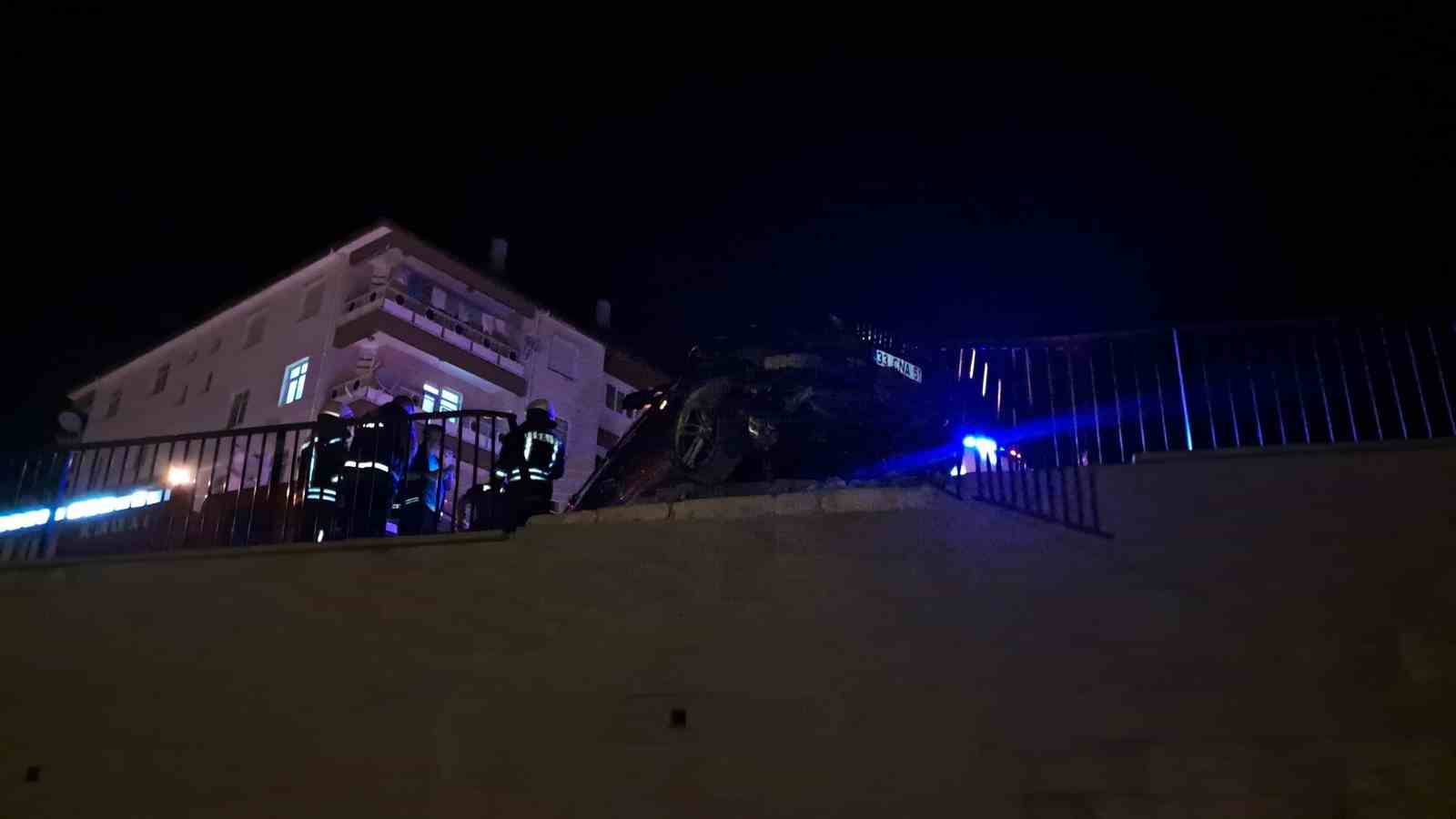 Karaman&rsquo;da kontrolden &ccedil;ıkan otomobil demir bariyere &ccedil;arparak asılı kaldı
