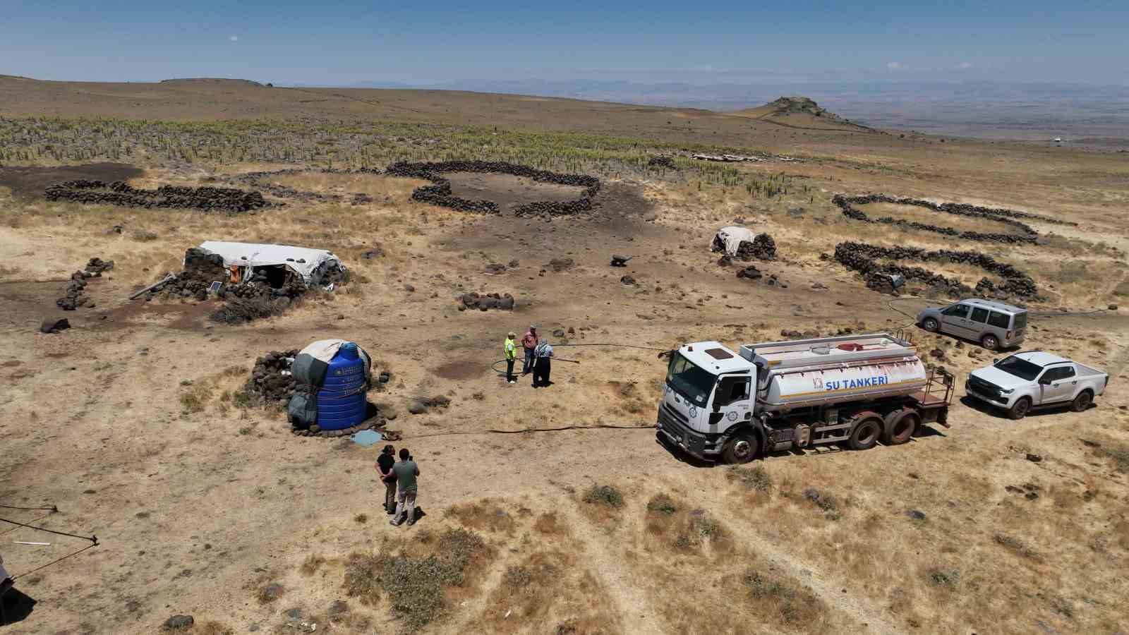 Diyarbakır’da yaylada kalan besicilerin hayvanlarına tankerlerle su taşınıyor
