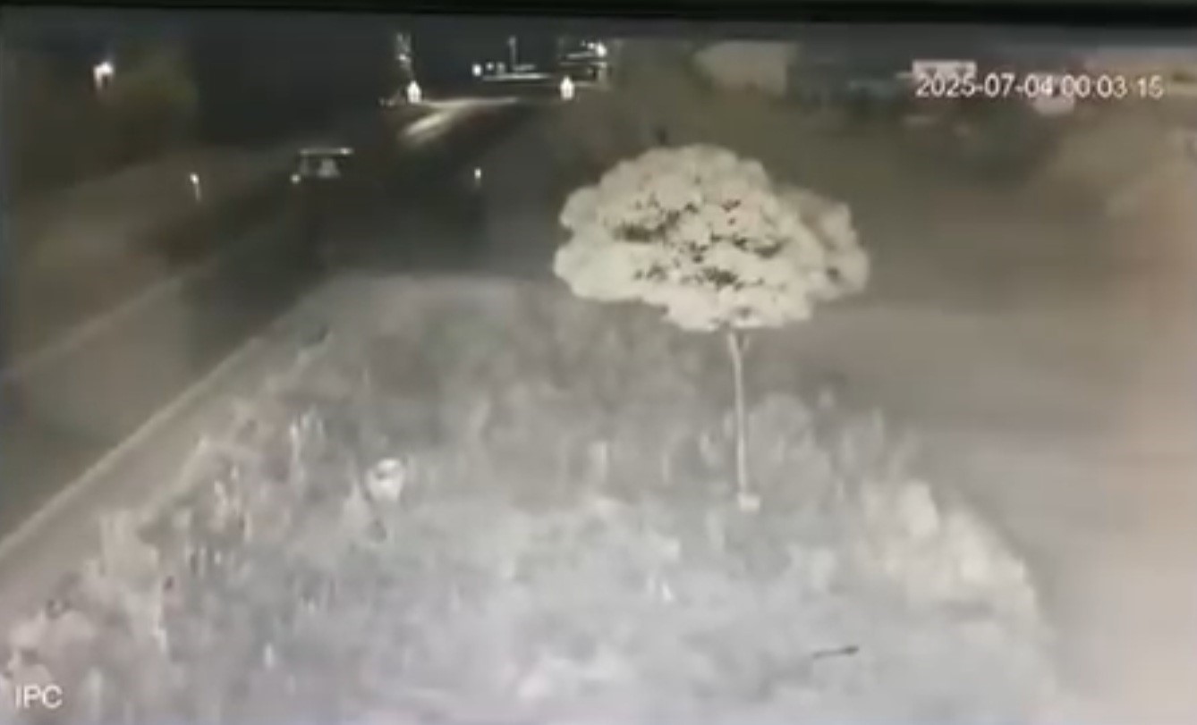 Afyonkarahisar’da otomobil traktör römorkuna çarptı: 3 kişi yaralandı