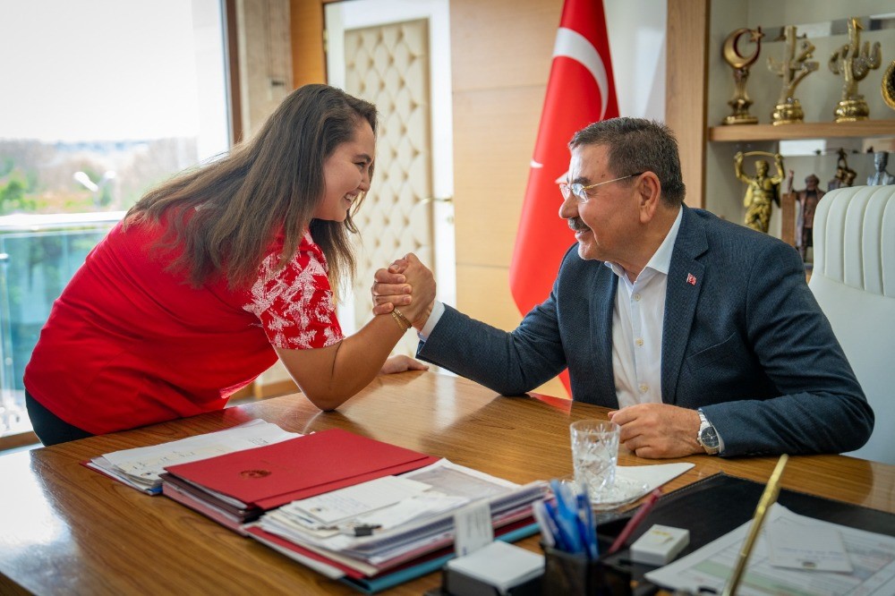 G&ouml;lbaşı Belediye Başkanı Odabaşı, il&ccedil;eyi temsil eden gen&ccedil; sporcuları ağırladı
