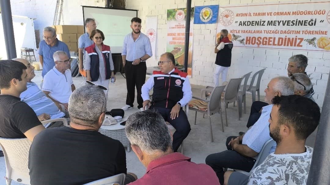 Aydın&rsquo;da &uuml;reticilere 12 bin Akdeniz meyve sineği tuzağı teslim edildi
