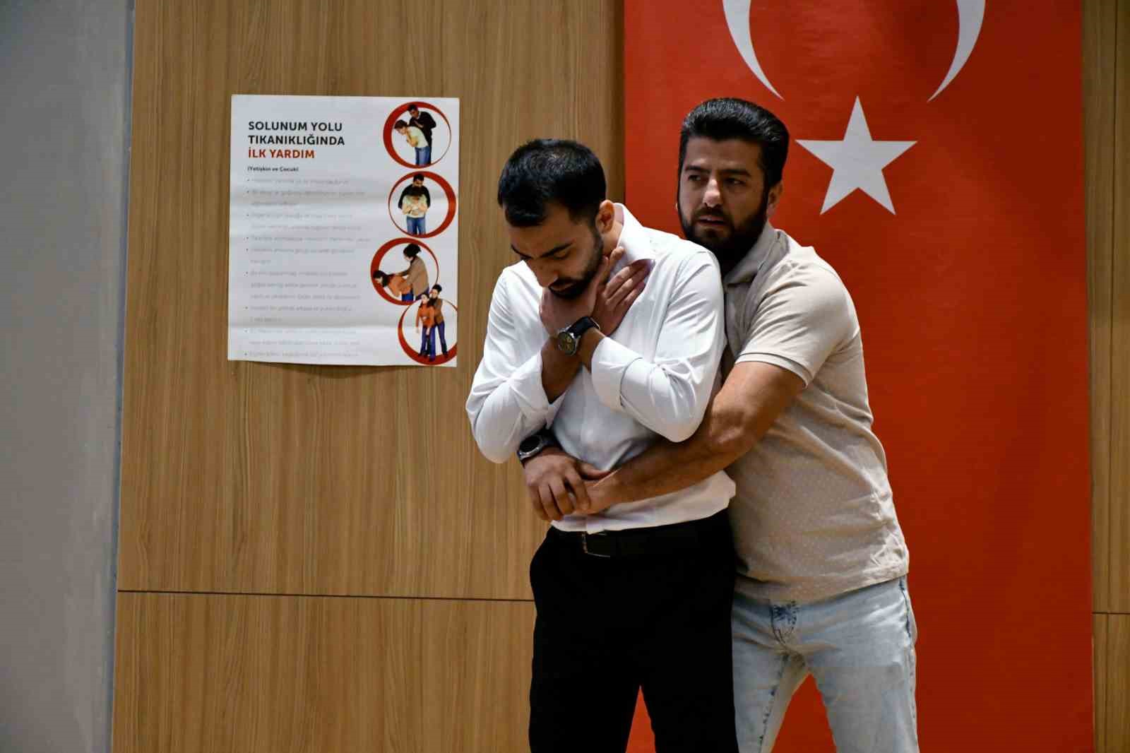 Gaziantep’te binlerce kişiye Heimlich manevrası eğitimi verildi
