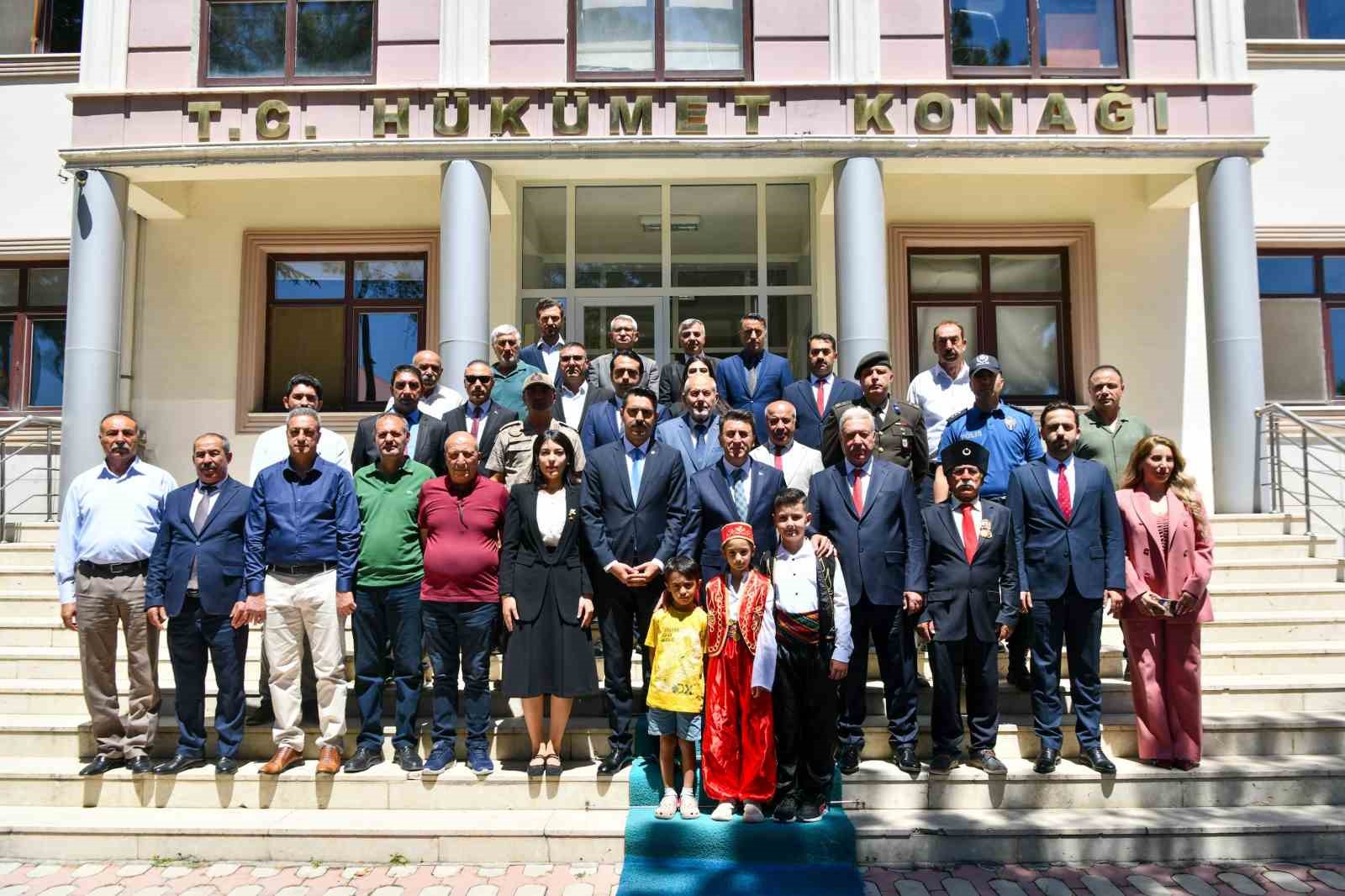 Vali tezgahın başına ge&ccedil;ti, &ccedil;ocuklara dondurma doldurup ikram etti
