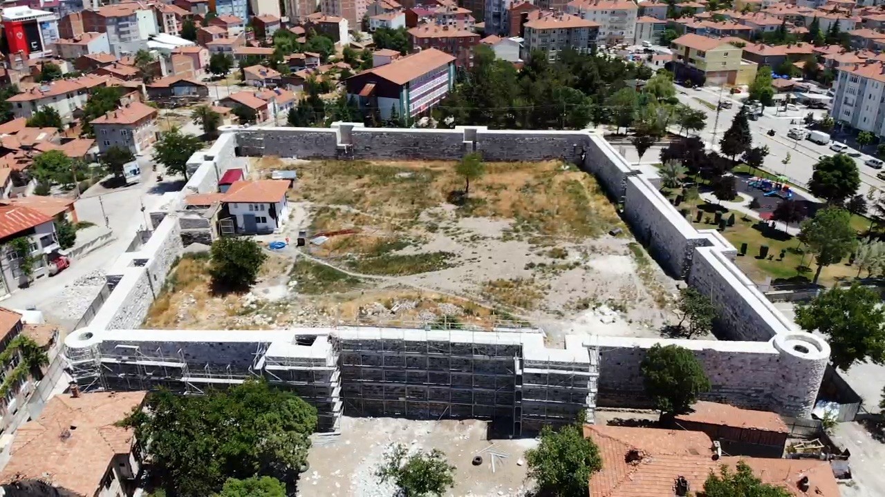 2010 yılına kadar insanların yaşadığı tarihi kalede restorasyon çalışmaları sürüyor