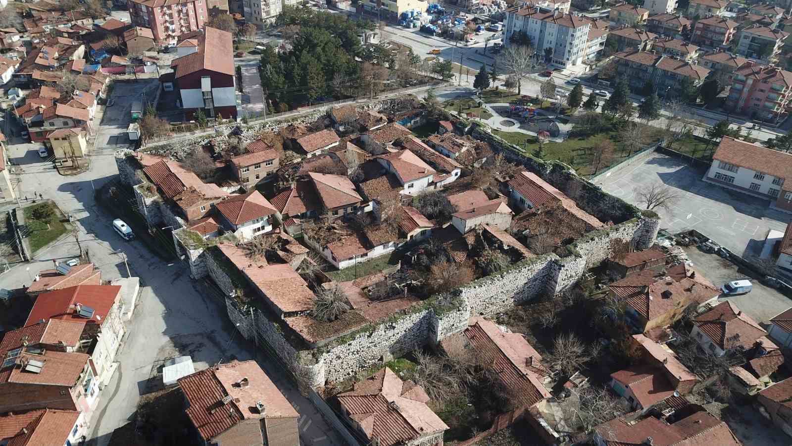 2010 yılına kadar insanların yaşadığı tarihi kalede restorasyon &ccedil;alışmaları s&uuml;r&uuml;yor
