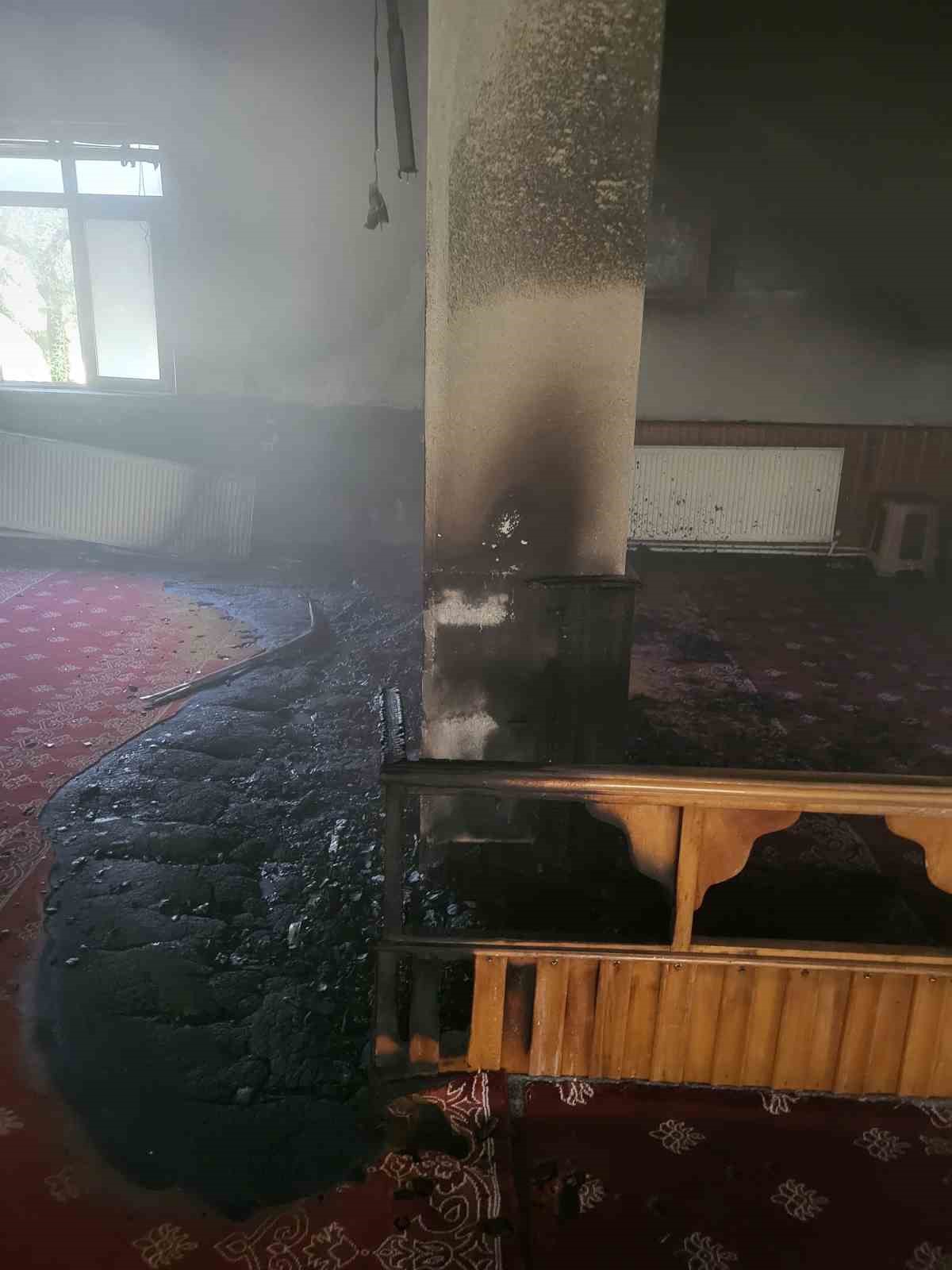 Manyas&rsquo;ta cami yangını ekipler tarafından s&ouml;nd&uuml;r&uuml;ld&uuml;
