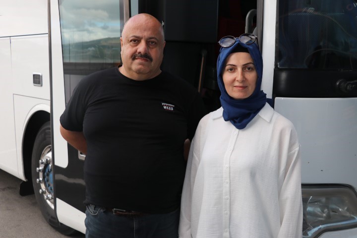 Hayalini ger&ccedil;ekleştirdi, kocası ile aynı otob&uuml;ste şof&ouml;rl&uuml;k yapıyor
