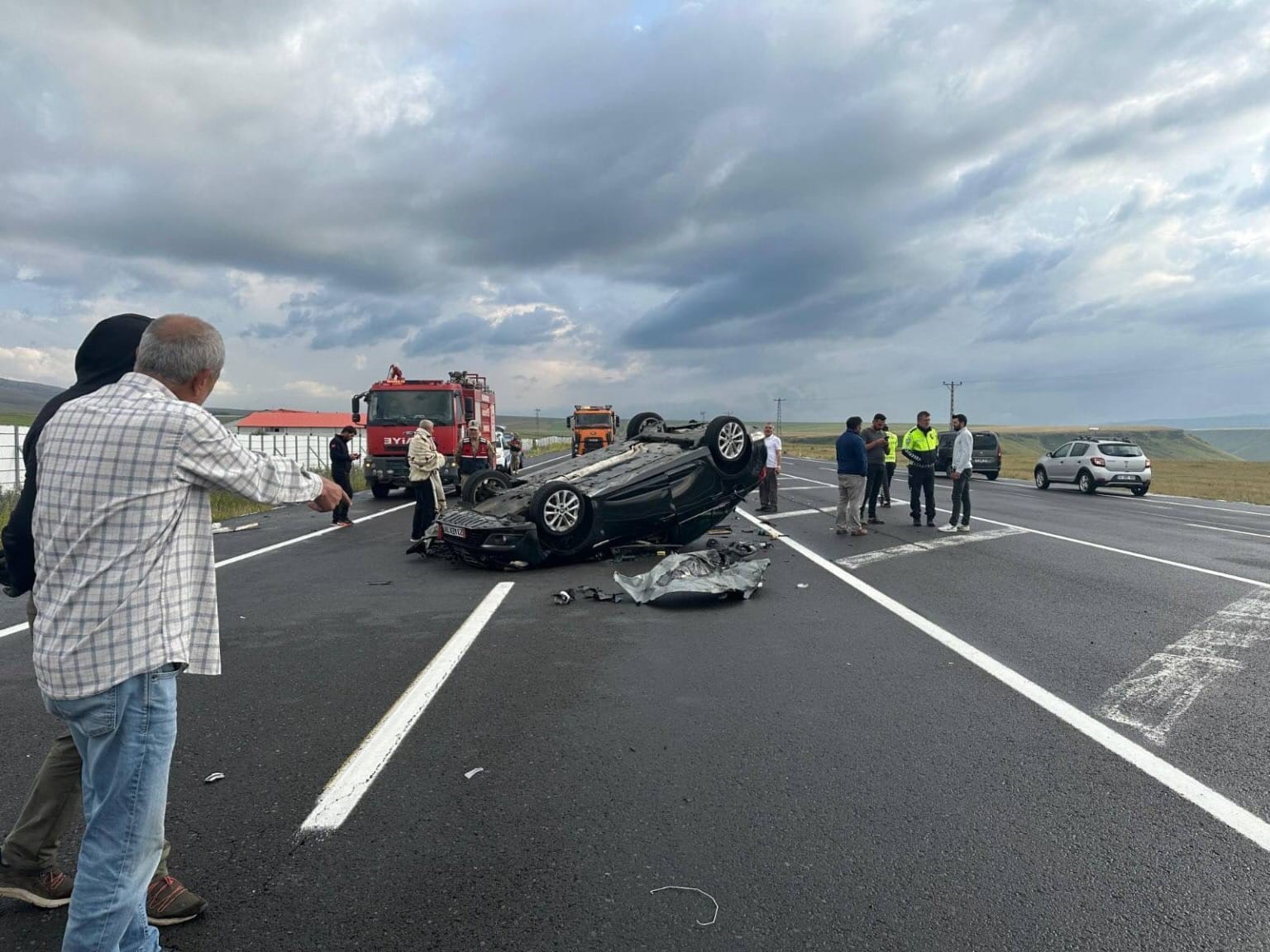 Kars’ta otomobil kamyona çarpıp takla attı