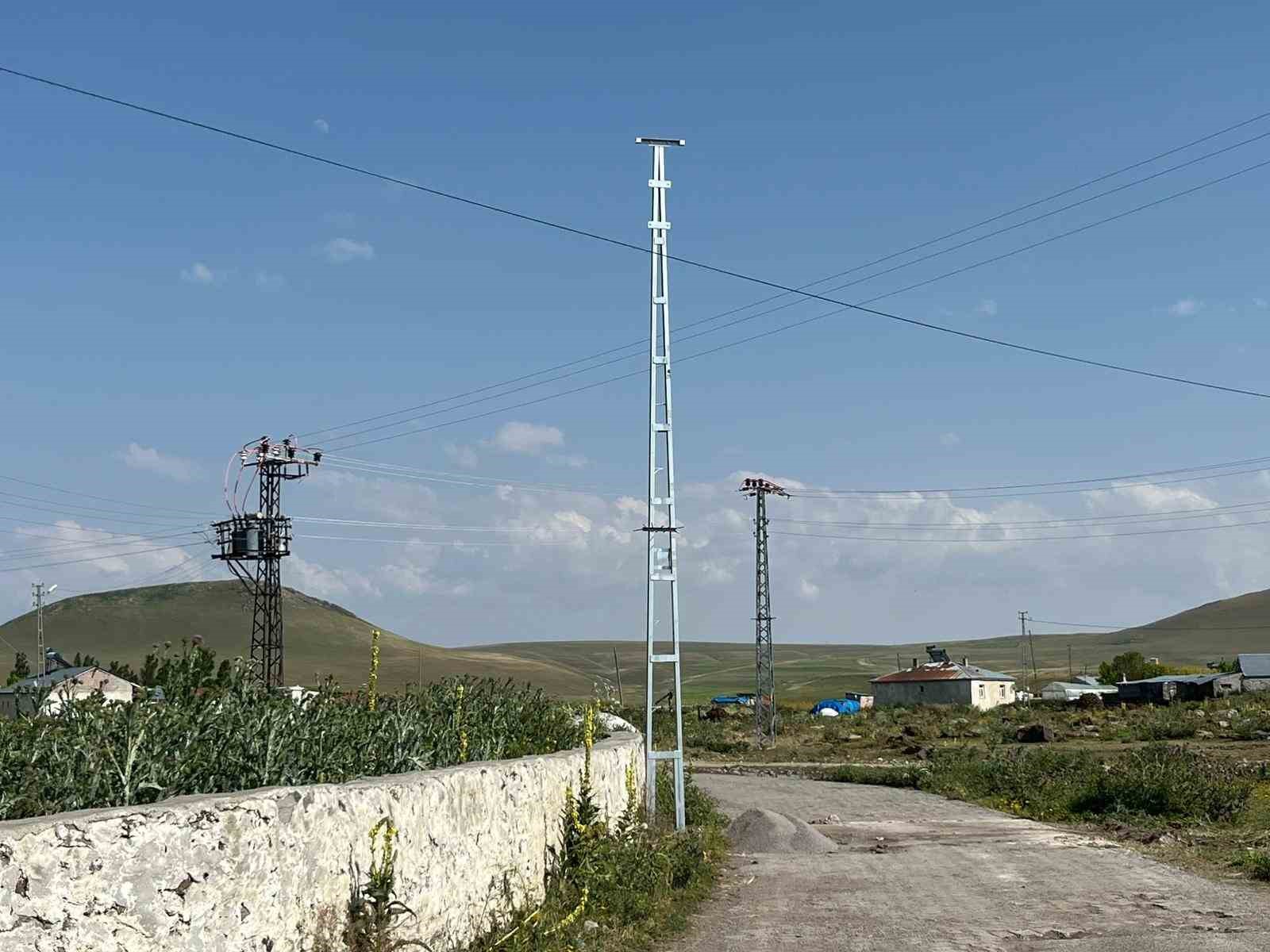 Kars&rsquo;ta ARAS elektrik k&ouml;ylerde elektrik direklerini yeniliyor
