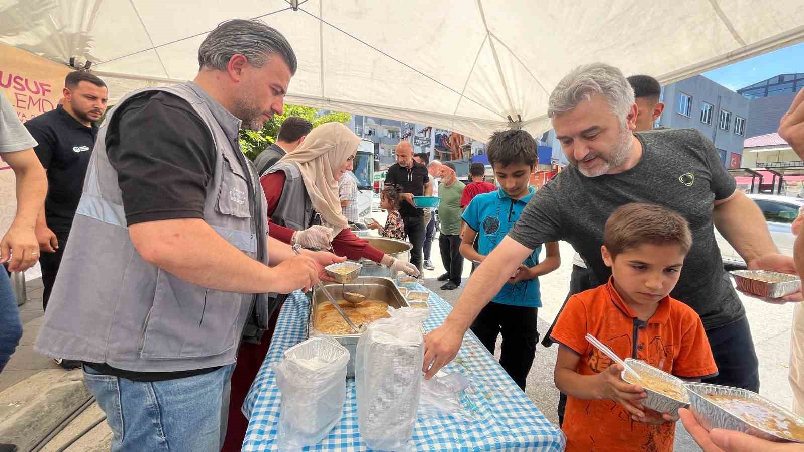Binlerce kişiye aşure bereketini ulaştırdılar
