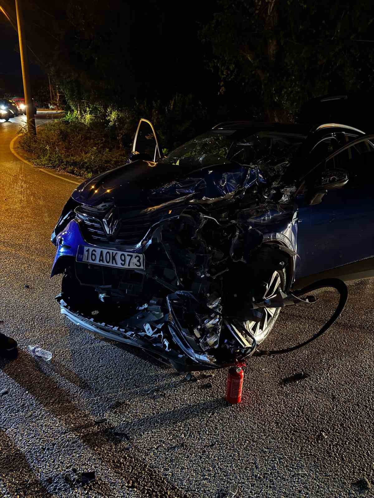Ters y&ouml;nden ilerleyen otomobil, kamyonetle &ccedil;arpıştı : 2 yaralı
