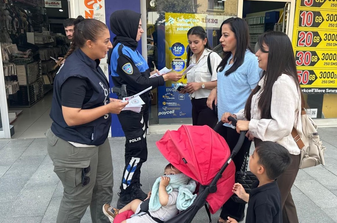 Hakkari polisi vatandaşları bilgilendirmeye devam ediyor