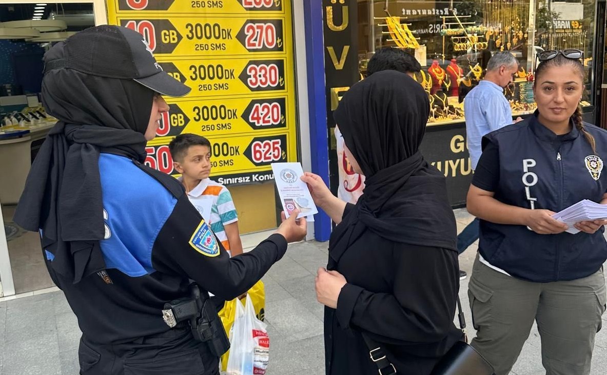 Hakkari polisi vatandaşları bilgilendirmeye devam ediyor
