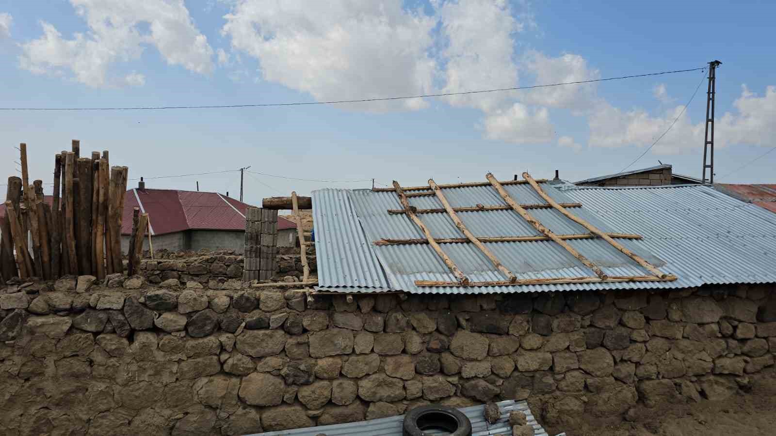 Adilcevaz’da oluşan hortum çatıları uçurdu