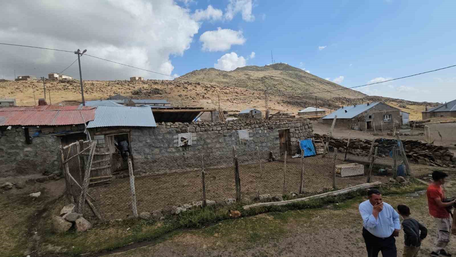 Adilcevaz&rsquo;da oluşan hortum &ccedil;atıları u&ccedil;urdu
