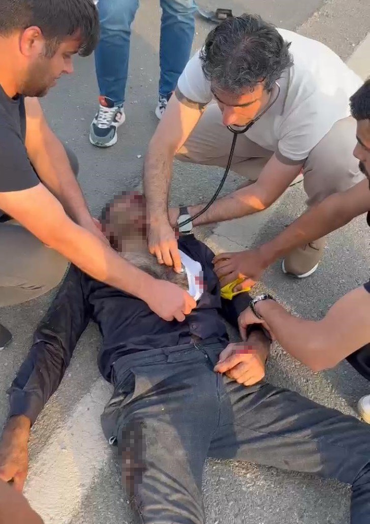 Kazada yaralanan s&uuml;r&uuml;c&uuml;ye yoldan ge&ccedil;en doktor m&uuml;dahale etti
