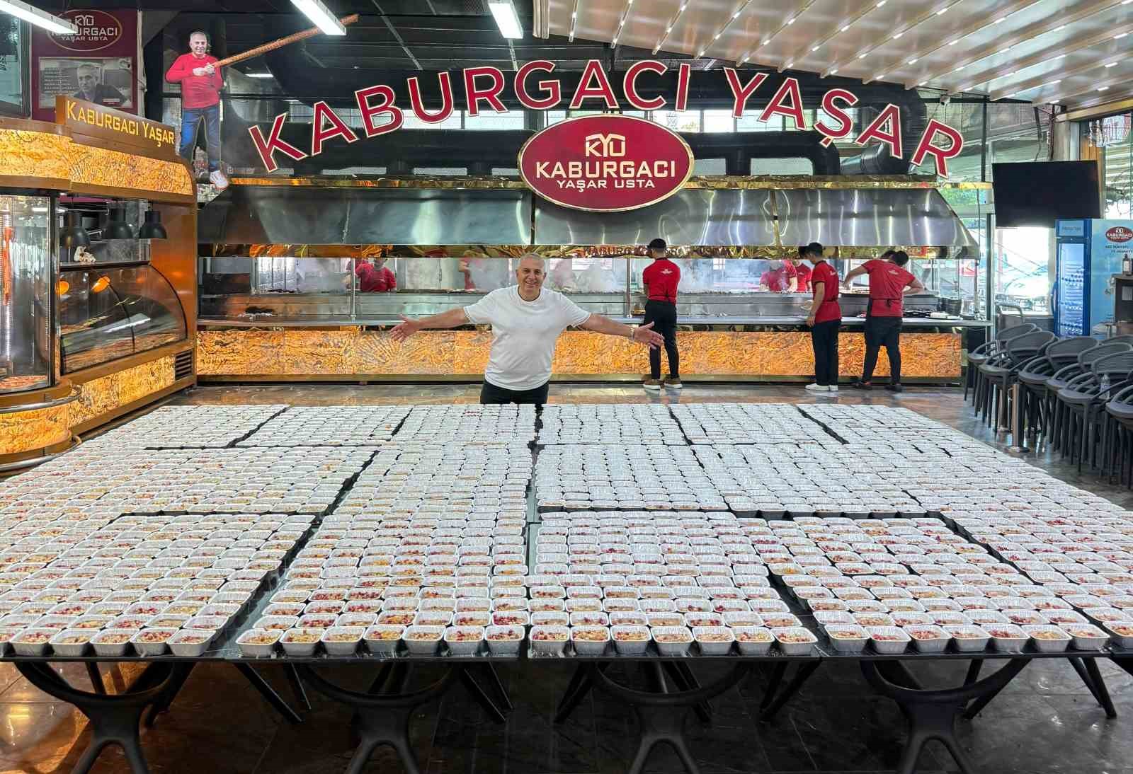 Adanalı kebapçı, yüzlerce aşure dağıttı