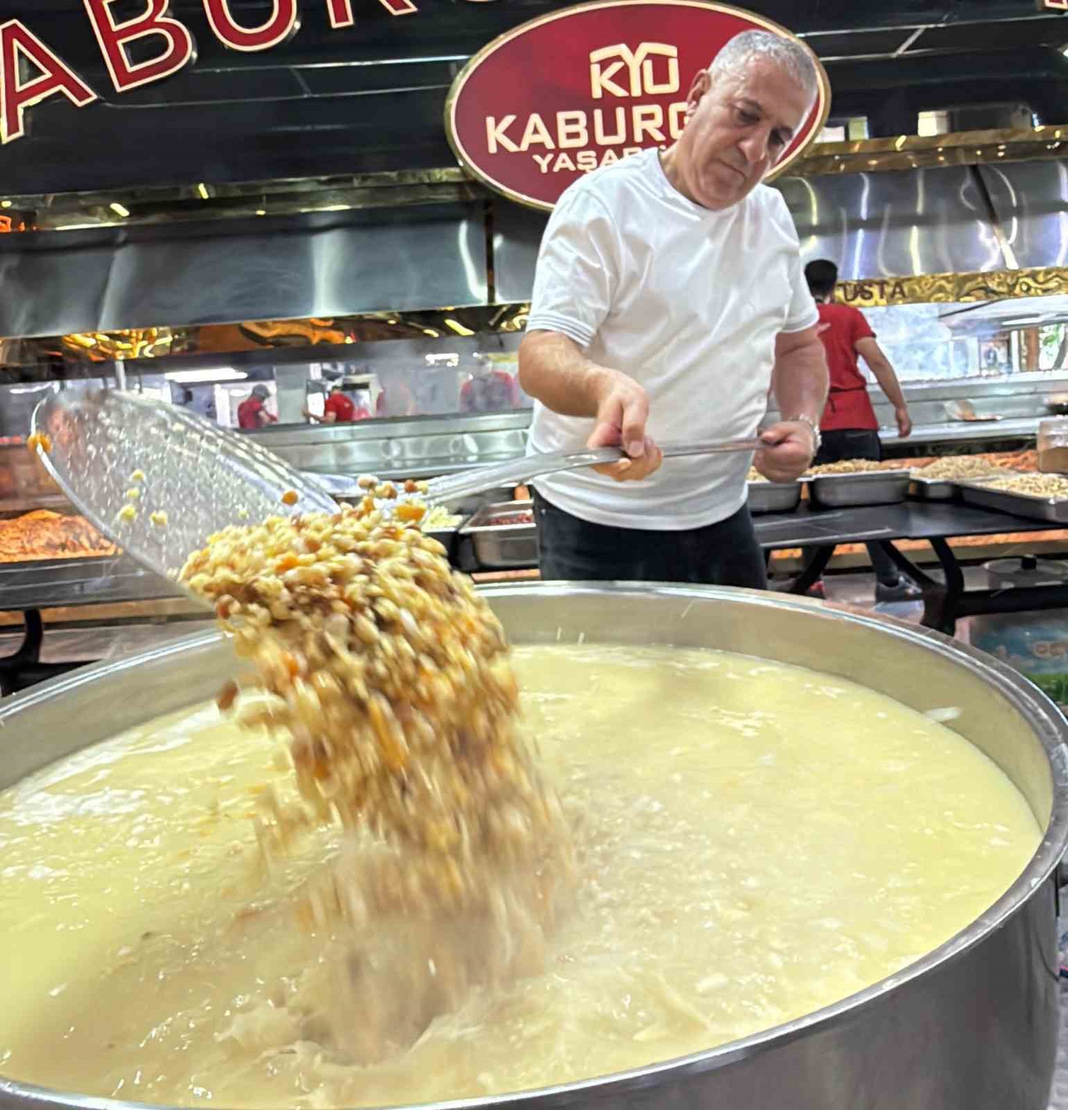 Adanalı kebapçı, yüzlerce aşure dağıttı