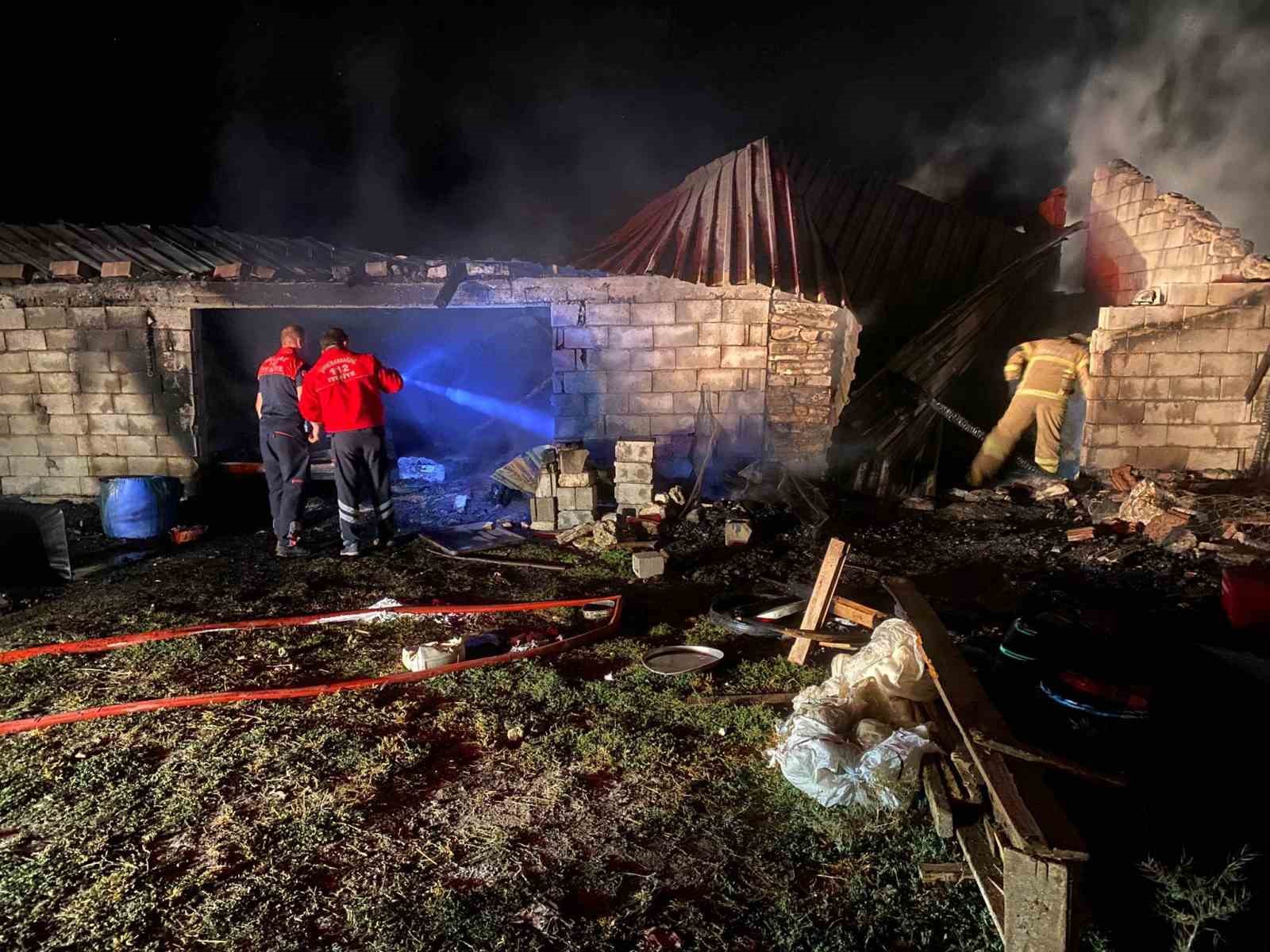 Yalva&ccedil;&rsquo;ta besihane yangını: 14 k&uuml;&ccedil;&uuml;kbaş hayvan ve 50 hindi telef oldu
