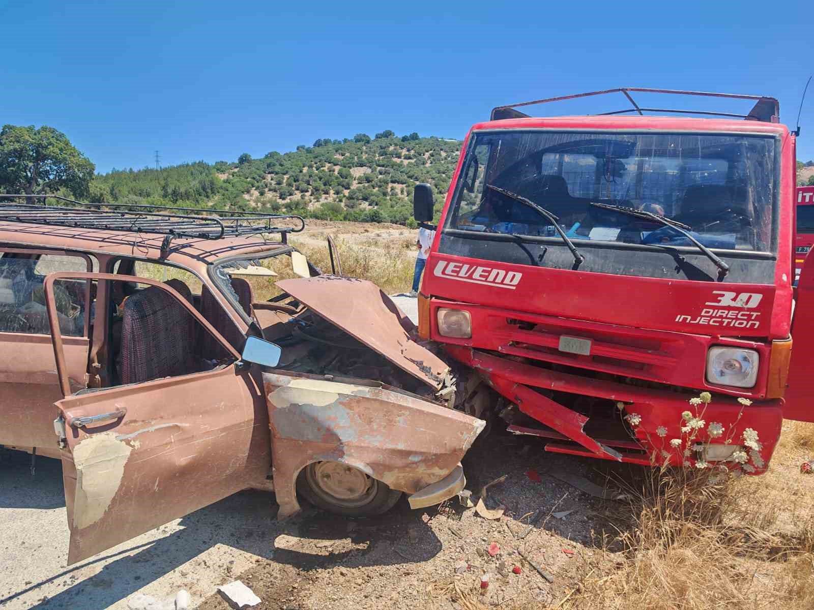 Balıkesir İvrindi’de otomobil ile kamyonet çarpıştı; 8 yaralı