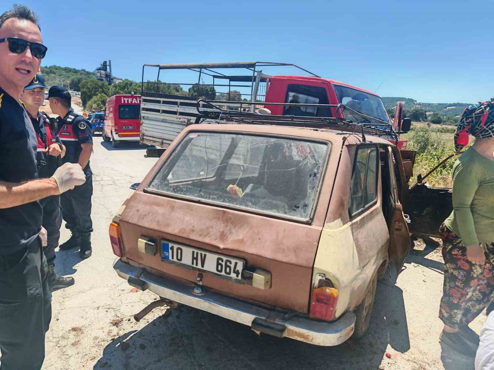 Balıkesir İvrindi&rsquo;de otomobil ile kamyonet &ccedil;arpıştı; 8 yaralı
