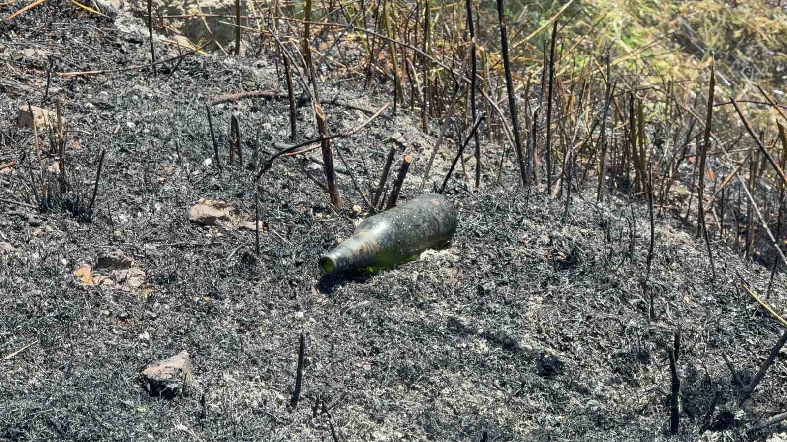 Yol kenarına atılan şişe anız yangını çıkarttı