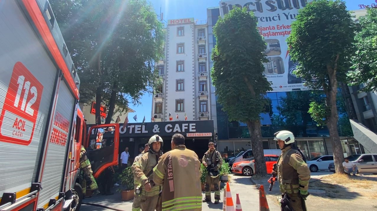 Fatih’te otelin yemekhanesinde çıkan yangın paniğe yol açtı