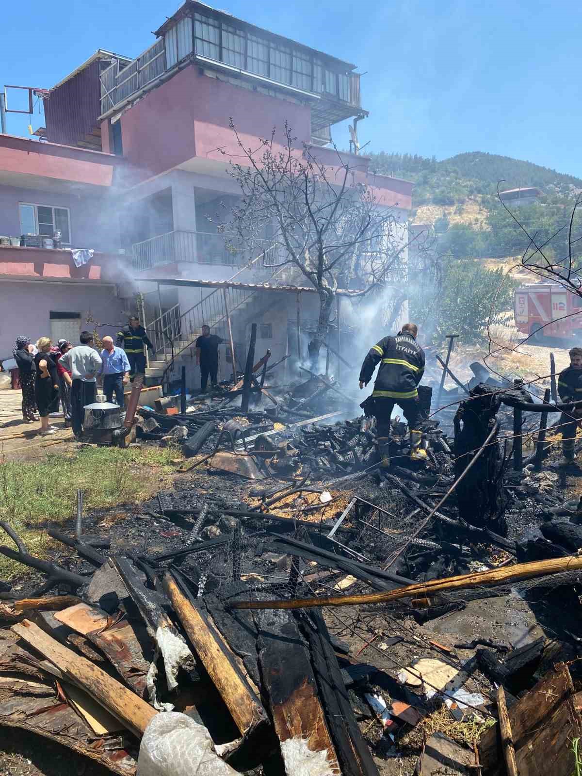 Ahırda yangın çıktı 30 hayvan telef oldu