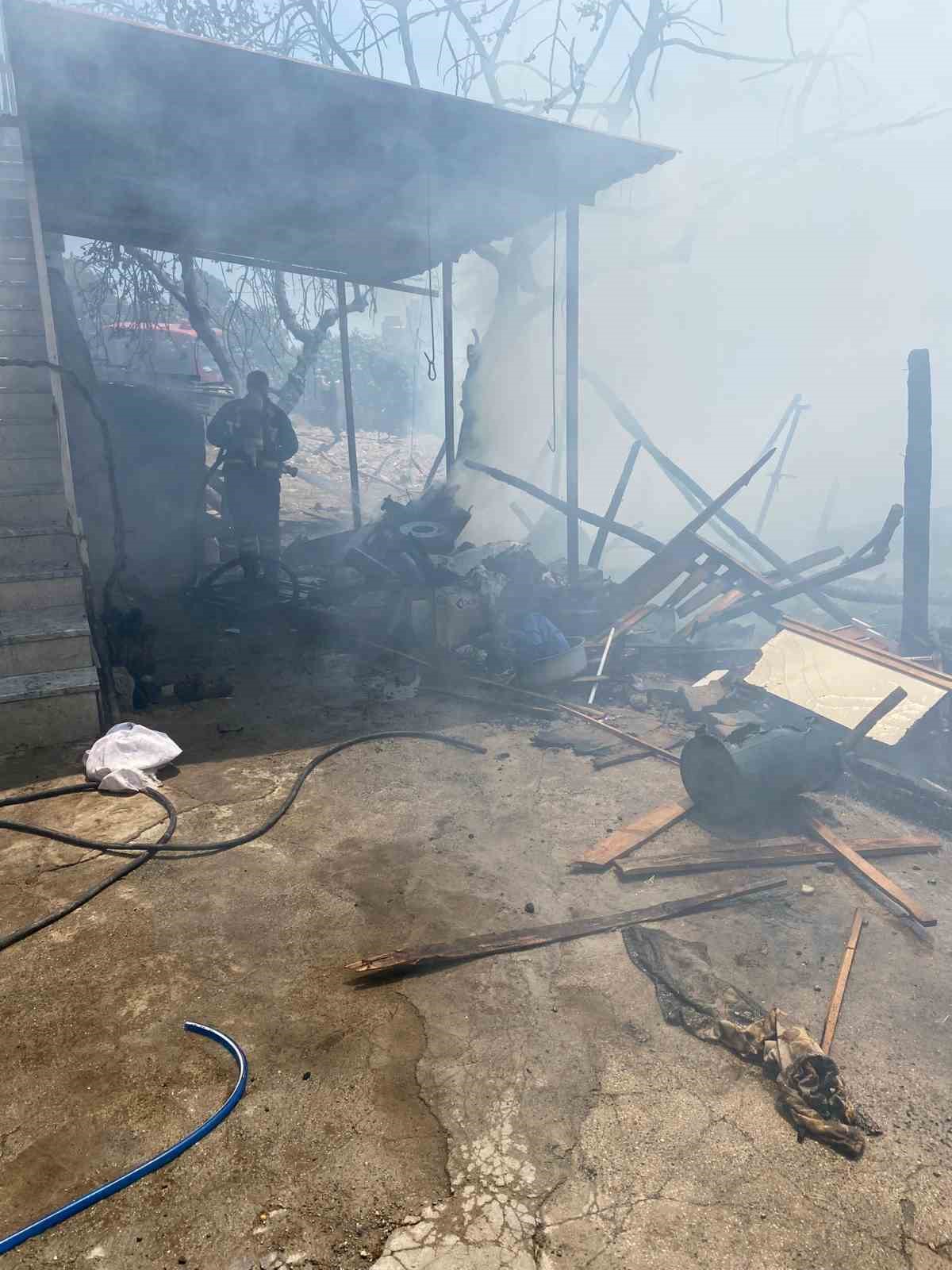 Ahırda yangın &ccedil;ıktı 30 hayvan telef oldu
