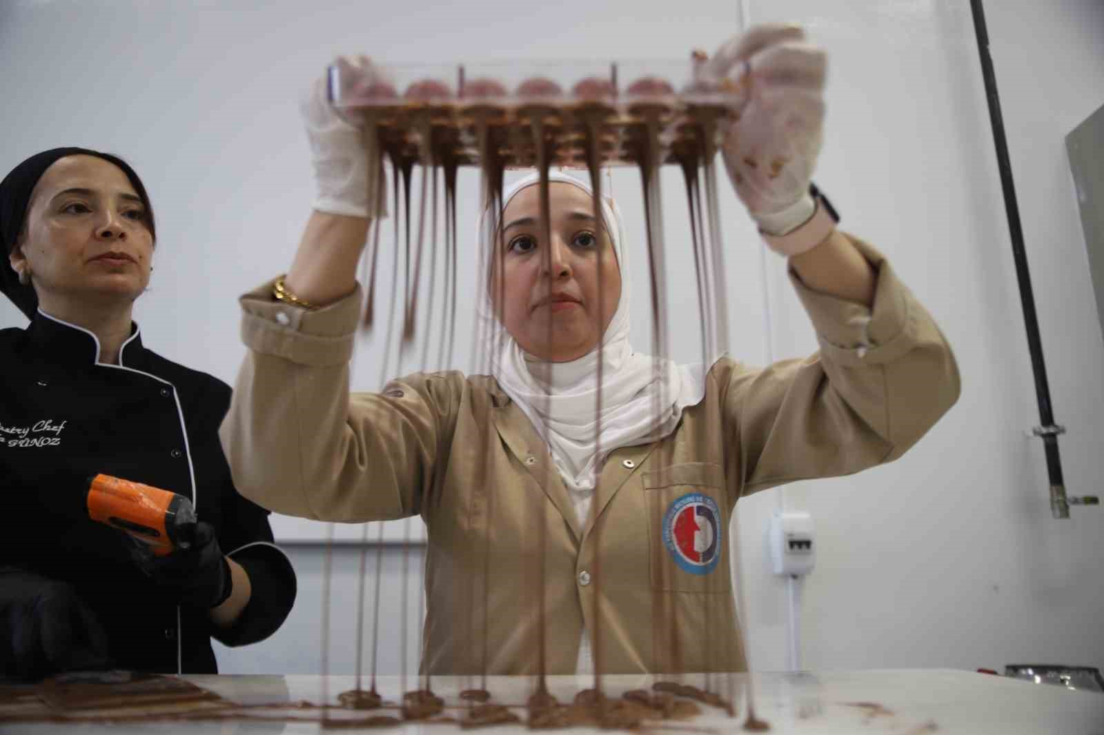 Dezavantajlı kadınlar çikolata üretimini öğreniyor
