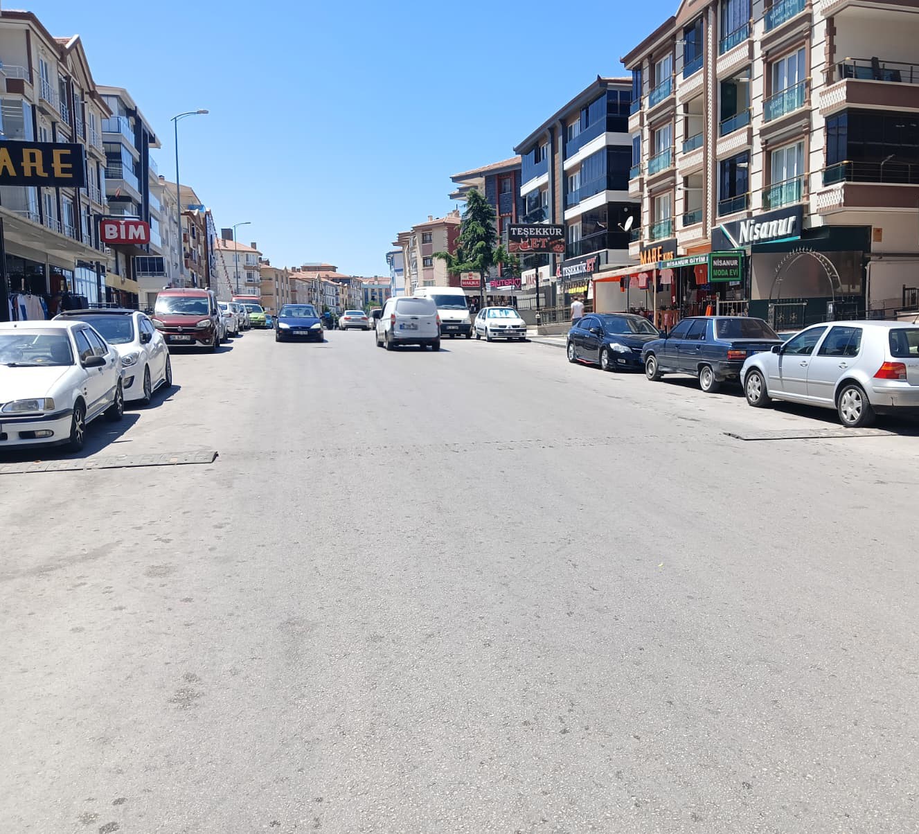 Karşı yola ge&ccedil;meye &ccedil;alışan anne ile &ccedil;ocuğa otomobil &ccedil;arptı
