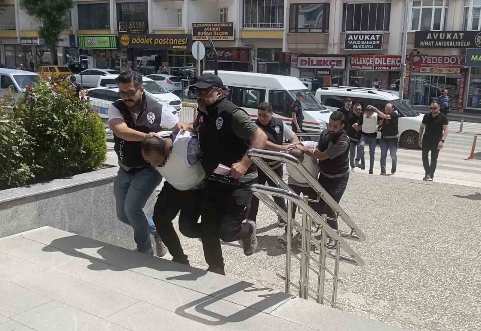 Cesedi gömülü halde bulunan şahsın katil zanlıları adliyeye sevk edildi