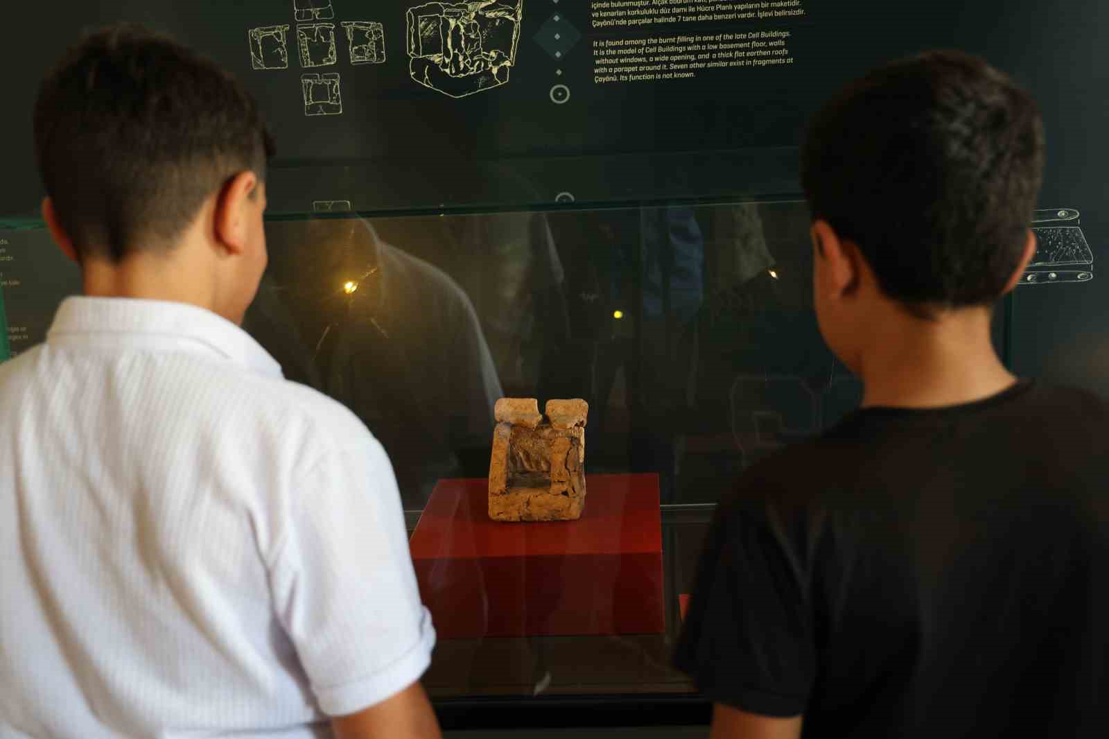 Çayönü Tepesi kazısından çıkartılan dünyanın ilk maket ev yapısı Diyarbakır Müzesi’nde sergileniyor