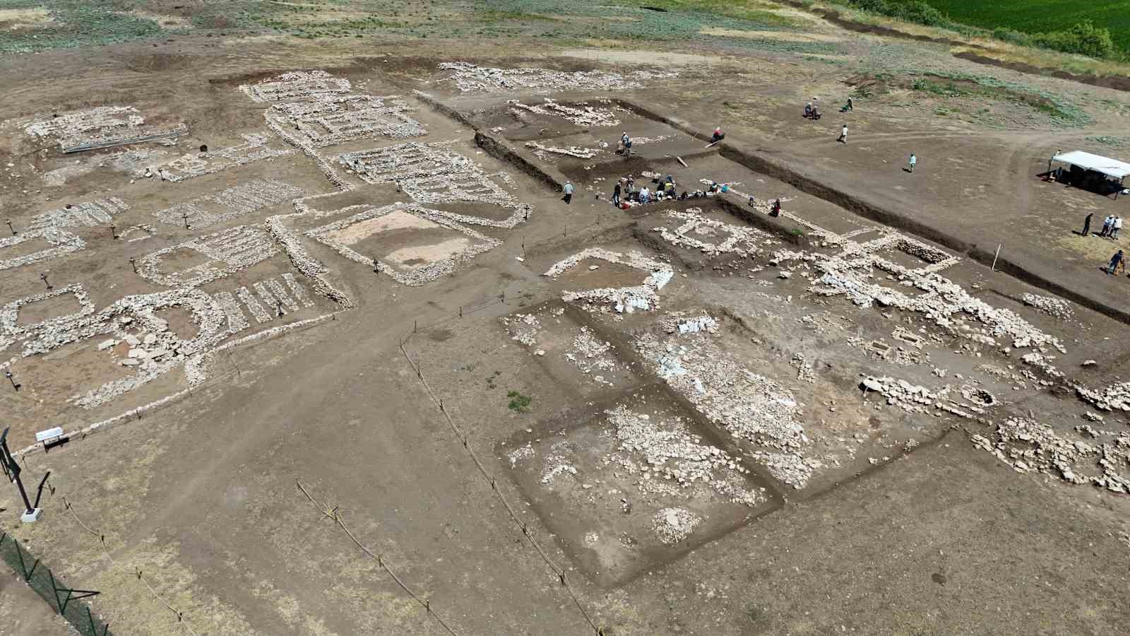 &Ccedil;ay&ouml;n&uuml; Tepesi kazısından &ccedil;ıkartılan d&uuml;nyanın ilk maket ev yapısı Diyarbakır M&uuml;zesi&rsquo;nde sergileniyor

