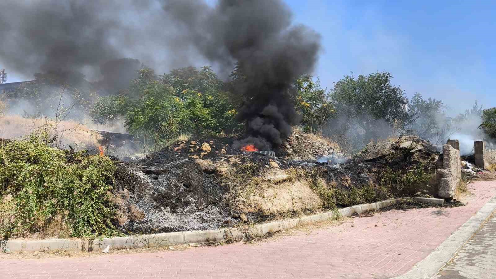 Denizli’de örtü yangını evlere sıçramadan söndürüldü