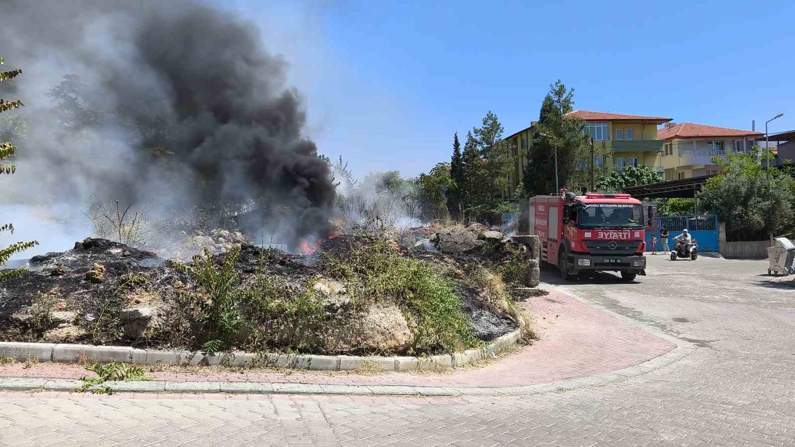 Denizli&rsquo;de &ouml;rt&uuml; yangını evlere sı&ccedil;ramadan s&ouml;nd&uuml;r&uuml;ld&uuml;
