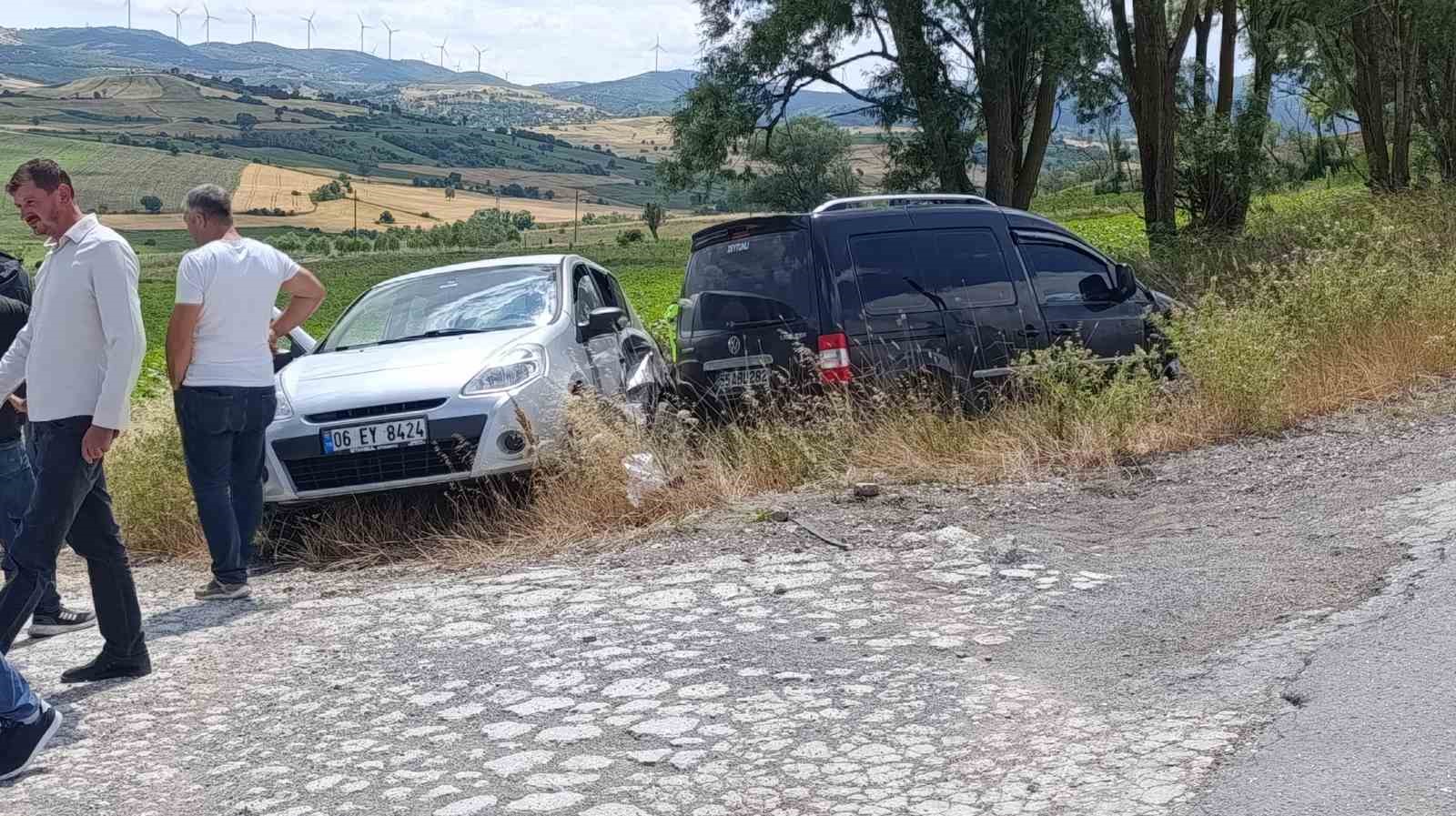 Otomobil ile hafif ticari ara&ccedil; &ccedil;arpıştı: 2 yaralı
