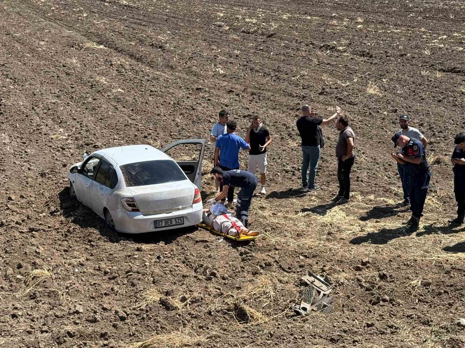 Osmaniye’de direksiyon hakimiyetini kaybeden sürücü tarlaya uçtu