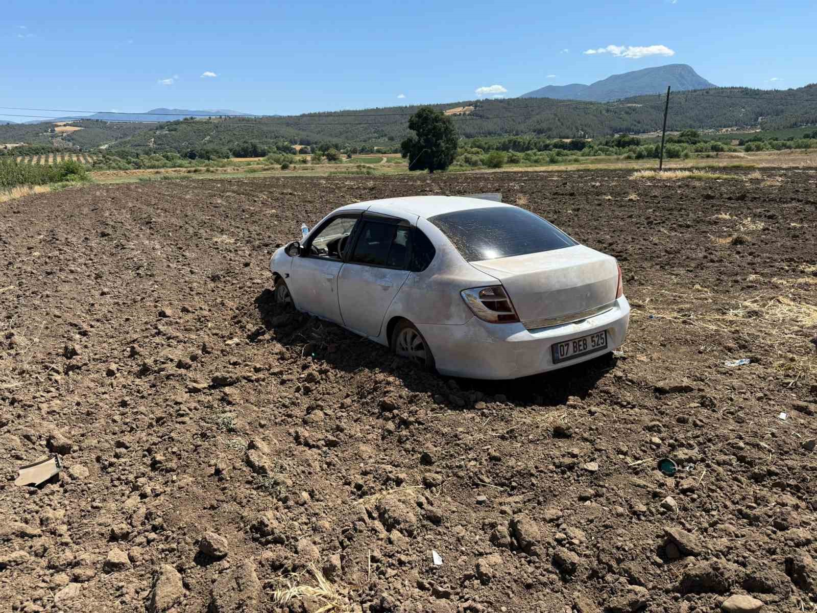 Osmaniye&rsquo;de direksiyon hakimiyetini kaybeden s&uuml;r&uuml;c&uuml; tarlaya u&ccedil;tu
