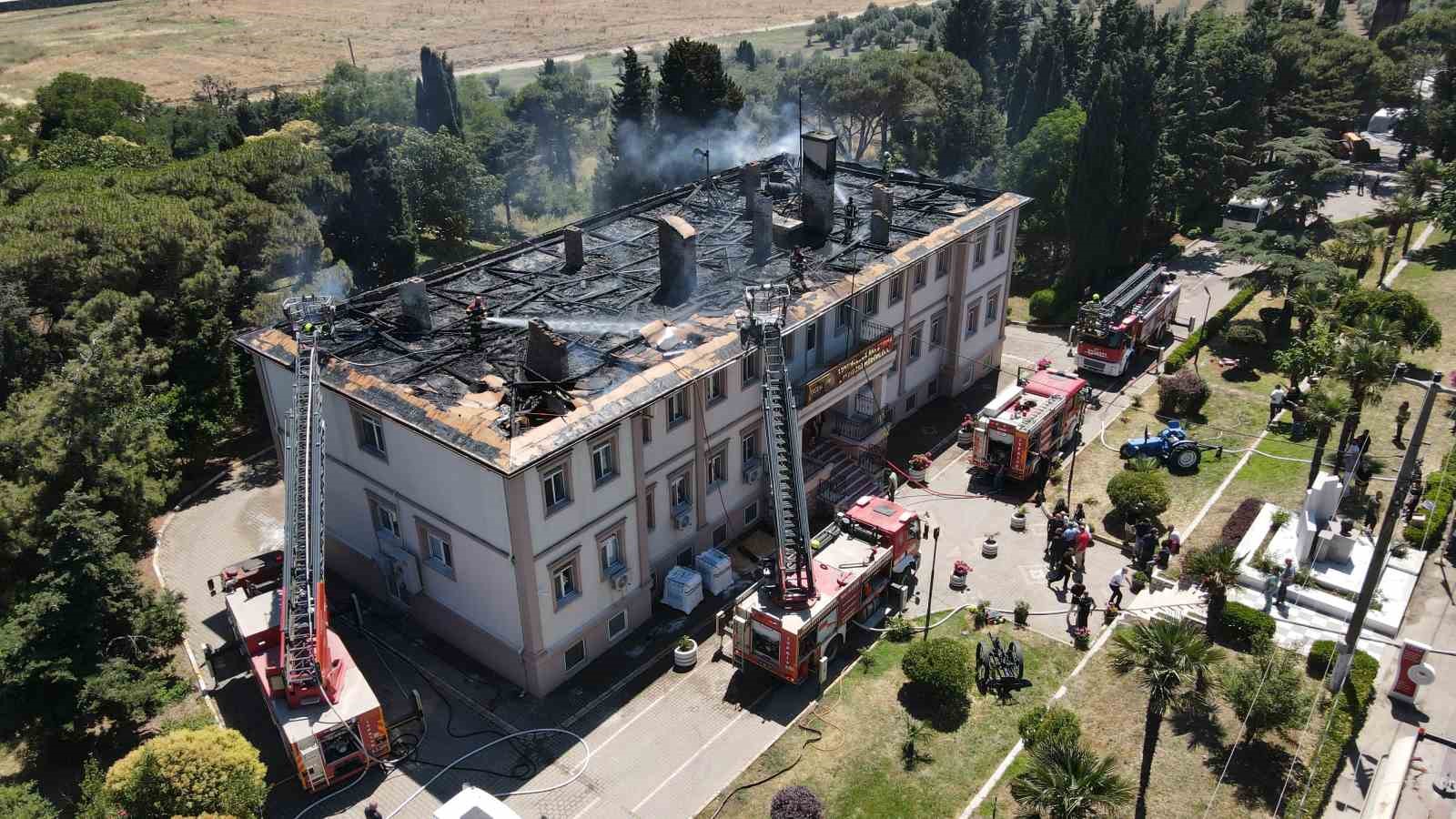 Bandırma’da Koyunculuk Araştırma Enstitüsü’nün çatısında yangın paniği