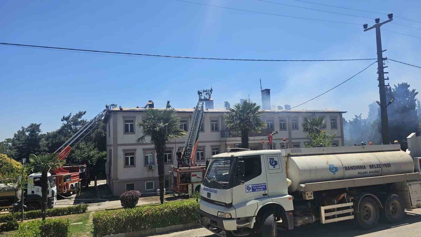 Bandırma&rsquo;da Koyunculuk Araştırma Enstit&uuml;s&uuml;&rsquo;n&uuml;n &ccedil;atısında yangın paniği
