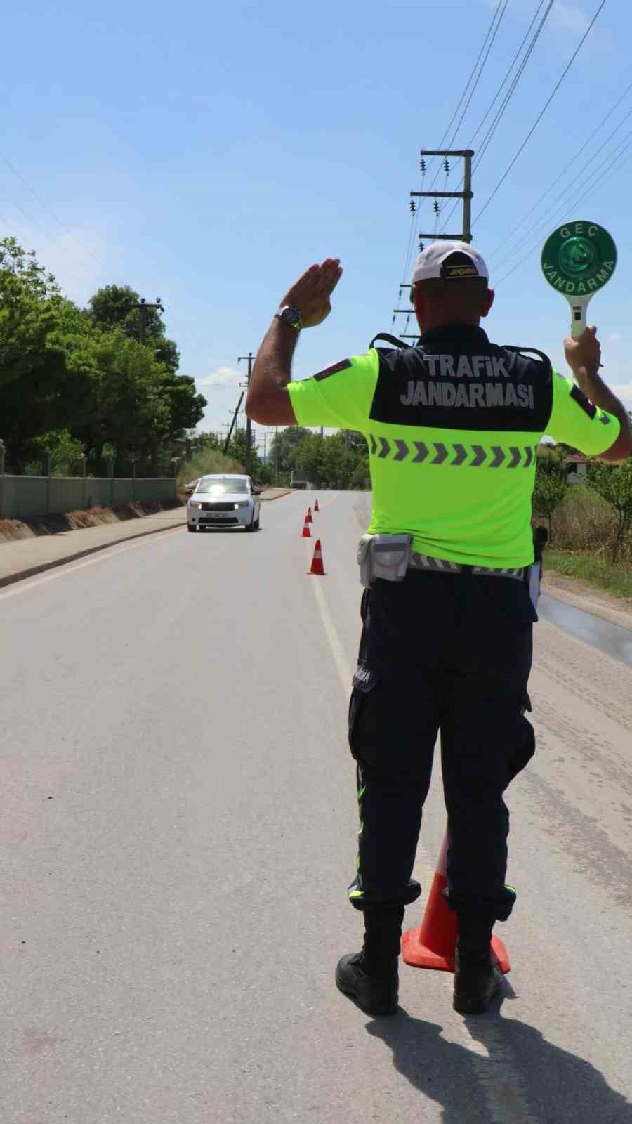 Jandarmadan trafik mesaisi: 6 ayda 809 bin 275 araç denetlendi